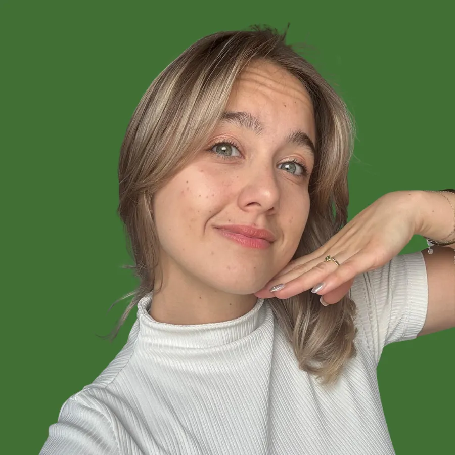 Meggie Bertrand, coach en nutrition, sur fond vert