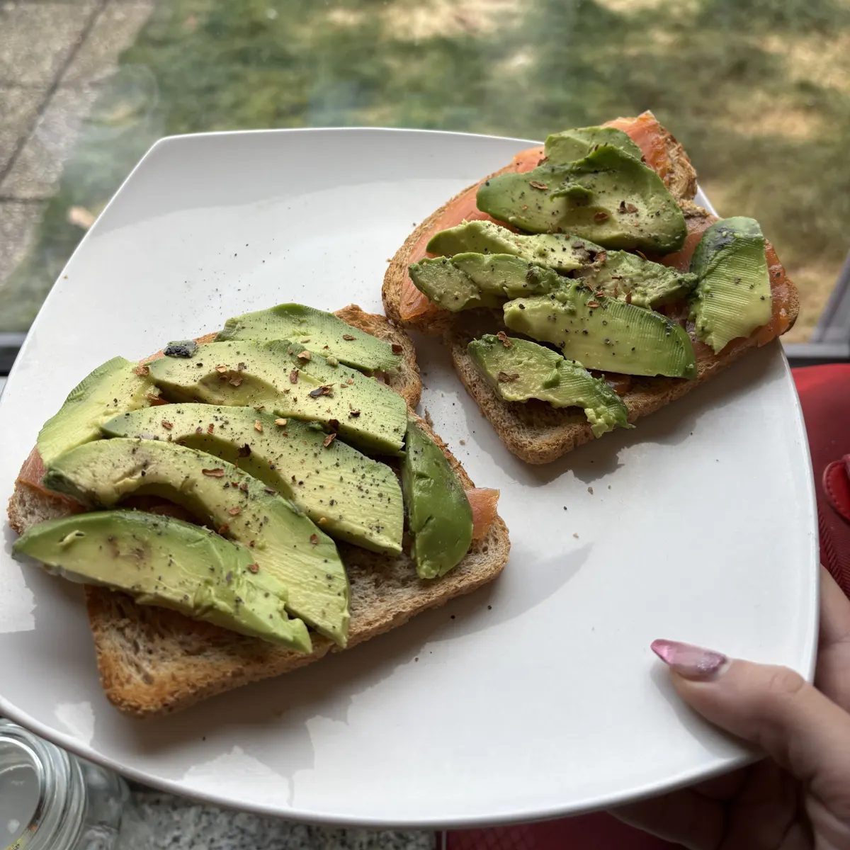 Tartines de pain garnies de tranches d'avocat, un repas prêt en quelques minutes