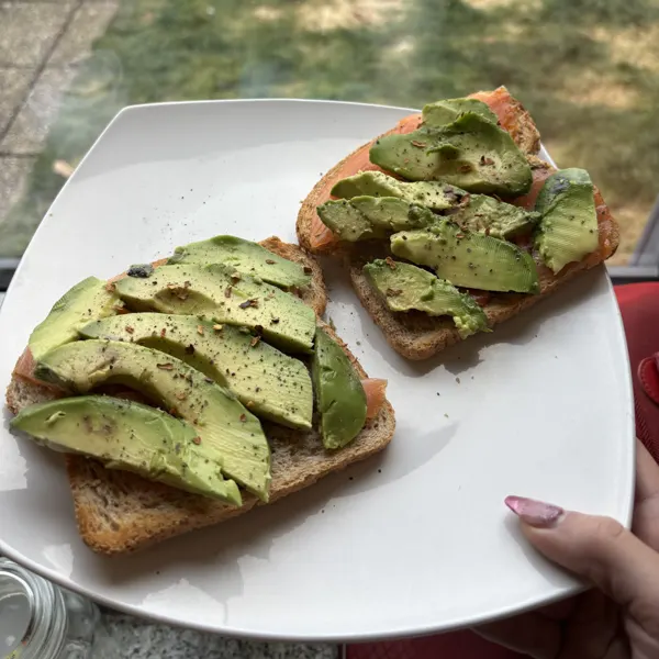 Tartines de pain garnies de tranches d'avocat, un repas prêt en quelques minutes
